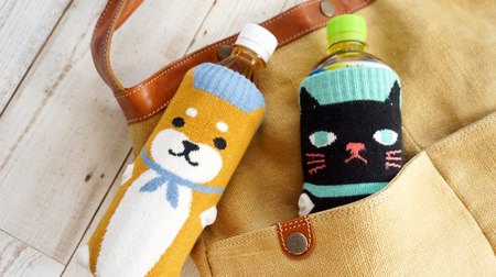 Nya sucks up the water droplets from the PET bottle. Hundred yen store "knit bottle cover" is cute ♪