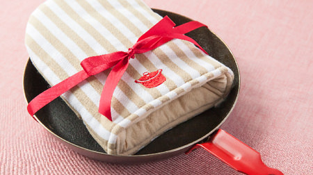 Mother's Day gifts produced by Harumi Kurihara--a wide variety of aprons, cute mittens, seasonings, etc.