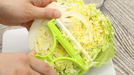 Easily cut troublesome julienne! Try Daiso "Authentic shredded cabbage peeler"