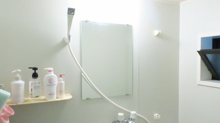You can fix the shower anywhere you like! Daiso "shower holder" is convenient