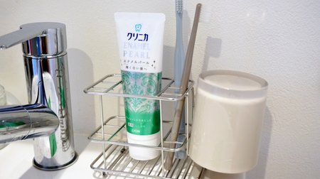 歯ブラシやコップをまとめて水切り！ニトリで見つけた「歯ブラシスタンド」が省スペース＆機能的
