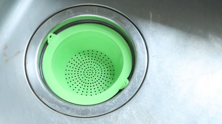 ゴミをためない新発想。ダイソーのシリコン製「排水口ゴミ受けカバー」で流しを清潔に保つ！