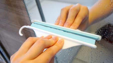 Minimal and easy-to-use 100% "Bath Squeegee"-Hook it in the bathroom and drain it frequently!