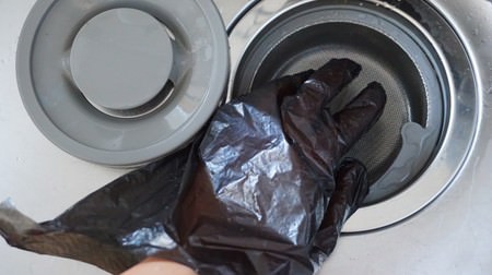 For drains that you don't want to come into direct contact with ... Daiso's dust-removing gloves "Kurunpoi"