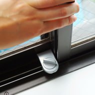 帰省時や子どものイタズラ防止にも。100均の窓用補助錠「開かずの窓」が簡単に設置できて優秀！