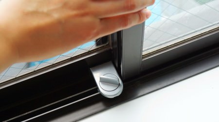帰省時や子どものイタズラ防止にも。100均の窓用補助錠「開かずの窓」が簡単に設置できて優秀！