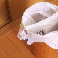 ゴミ袋のずり落ちを防ぐ！100均「ゴミ袋留めクリップ」は仕切りもできる優秀アイテム
