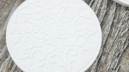 Arabesque-style embossing is fashionable ♪ Can Do diatomaceous earth coaster