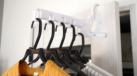 Nitori's "Indoor Drying Shirt Hanger" that allows you to create a room drying space near the door or wall--Clothing steamers are also easy!