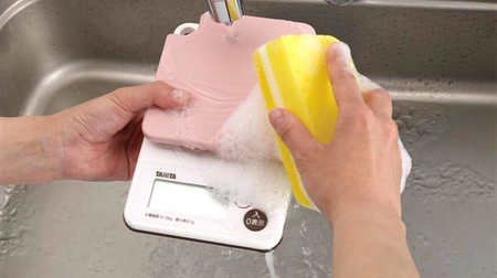 From Tanita, a digital cooking scale that can be washed completely--highly waterproof and detergent can be used