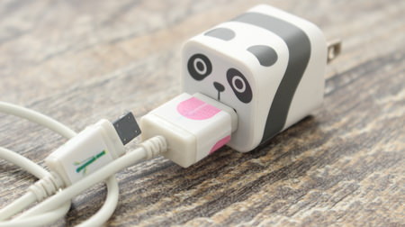 The panda with a blurry face is cute ♪ Daiso's smartphone charger sticker