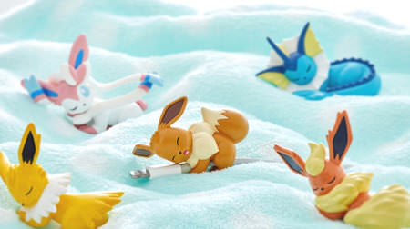 very cute! Eevee & Evolution system sleeps comfortably Charging cable disconnection prevention figure