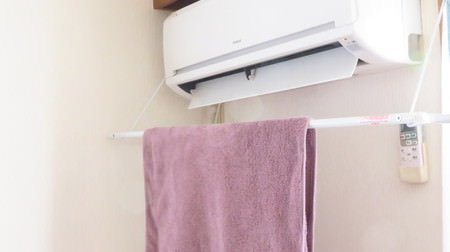 エアコン風で洗濯物を乾燥！「エアコンハンガー」加湿効果も狙えて便利なはず