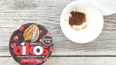 The yogurt is also Valentine's Day! The cacao and berry flavor of Danone Oikos is not too sweet and delicious