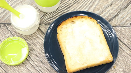 Delicious bread with freshly made butter! "Fluffy butter cook" is easy just to shake ♪