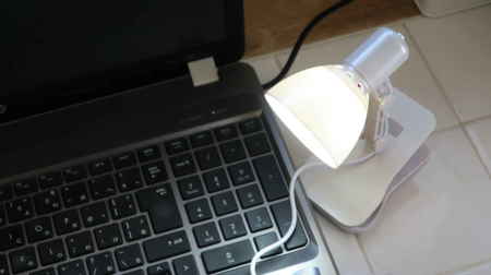 1台2役！立てても挟んでも使えるダイソーの「USBクリップSMDライト」可動アームで角度も自在