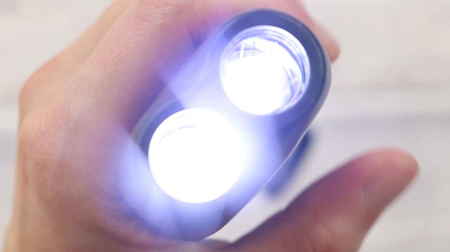 Hold and generate electricity! Daiso's "manual power generation 2 LED light" seems to be a good spare for disaster lights