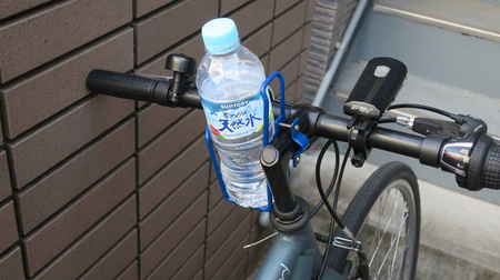 Equipped with a drink holder on your bicycle for 100 yen! Feel free to rehydrate while waiting for a signal ♪