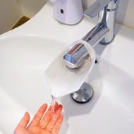 蛇口がぐっと近づくセリアの「蛇口延長ガイド」。お子さんの手洗いがスムーズに♪