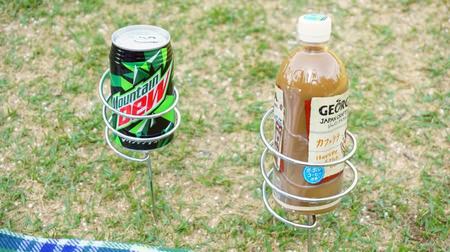 No need to worry about storing cans and bottles outdoors! Daiso's "Drink holder that can be stabbed in the ground"