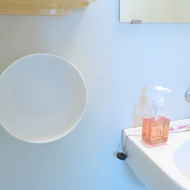 浴室の壁に貼り付く湯おけ！マーナ「マグネット湯おけ」水切り＆収納を1アクションで