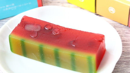 The summer-only namagashi "Ryoka Sasaragata" is beautiful--the four types of watermelon, lemon, white peach, and phoenix, and the taste is authentic.
