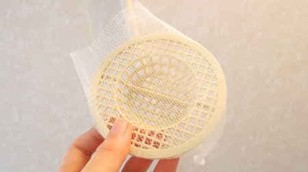 Hundred yen store "hair removal net" that makes cleaning the drain of the bath easier