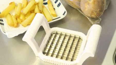 To increase potato fries production! Daiso "Potato Cutter" is a convenient item that allows you to shred potatoes in an instant.