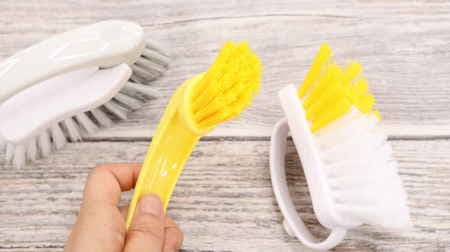 If you remove the tip, it can also be used as a mini brush! Clean smartly with Daiso "2WAY tile brush"