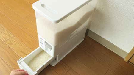 "Weighing rice bin" that can measure rice with one finger is convenient! No need for measuring cups, almost zero risk of spilling