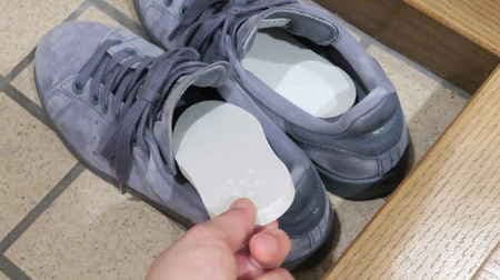 Make it a habit to dehumidify and deodorize shoes! Economical because the natural kitchen "Diatomaceous earth shoes dry plate" can be used repeatedly