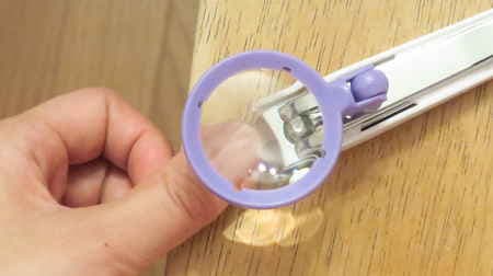A 100% "magnifying glass nail clipper" is convenient! You can see your nails up, so you can easily cut your nails even in dark places.