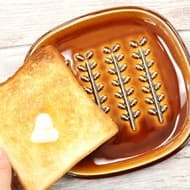 トーストのサクサクキープに新アイデア！エンボス模様が機能的＆おしゃれなお皿