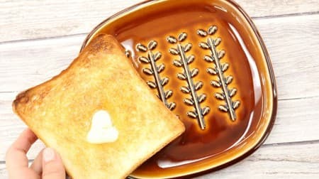トーストのサクサクキープに新アイデア！エンボス模様が機能的＆おしゃれなお皿