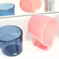 すっきり乾く洗面台用コップ「プリスベイス タンブラー」 -- 水切りできる斜め形状、歯磨きやうがいを快適に