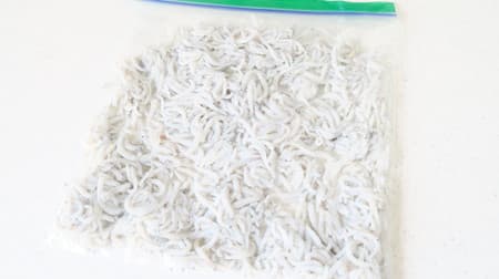 Easy & convenient! Freezing method of dried shirasu --For rice and pasta