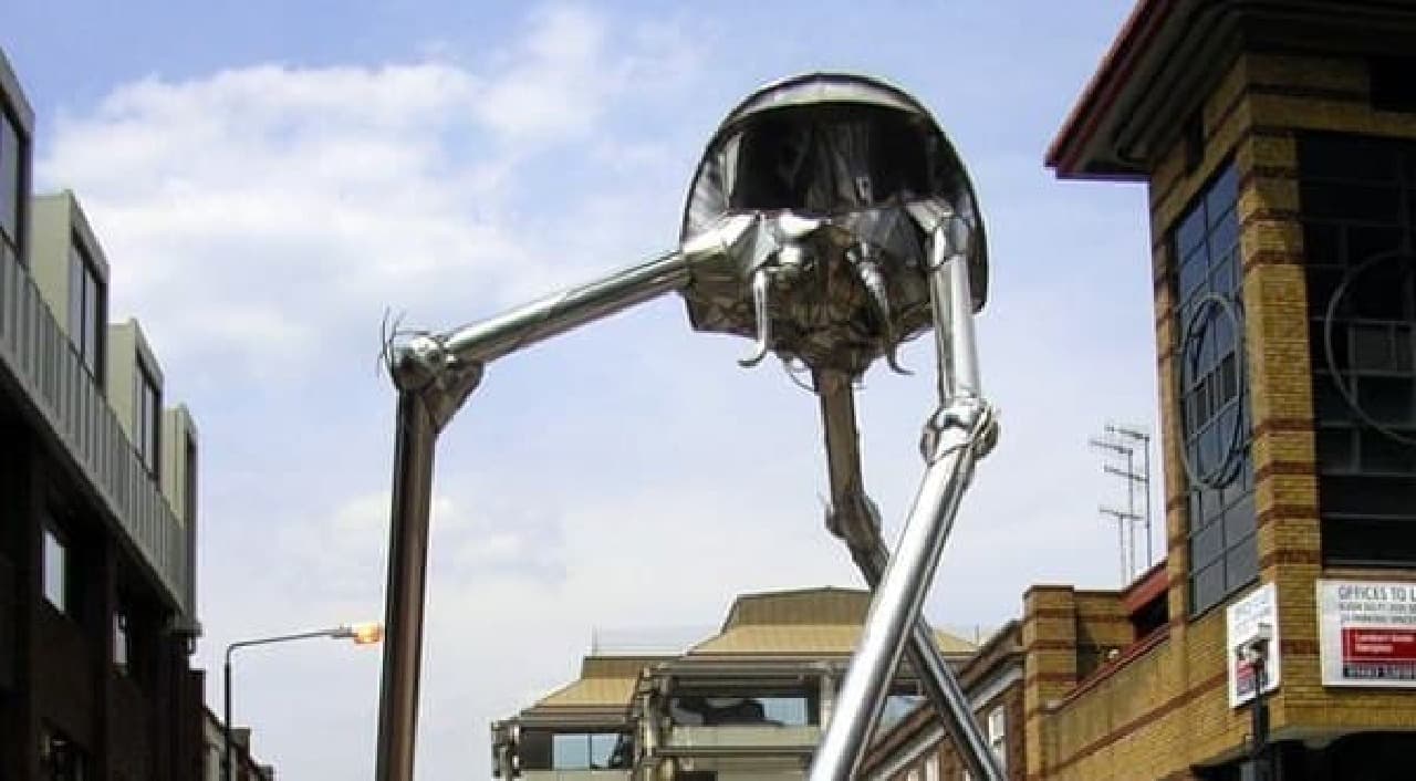 参考画像：英国ウォキングに設置されている火星人戦闘機械の像　　（画像出典：Wikipedia ユーザー Fountain Posters 氏）