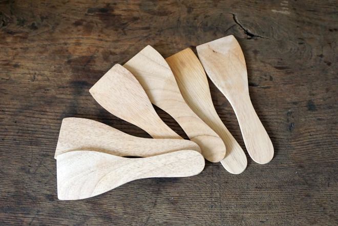 With 6 wooden spatulas